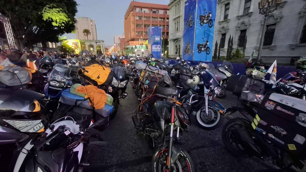 Rugen los motores en la zona 1 por Caravana del Zorro 2025 | Álex Meoño.