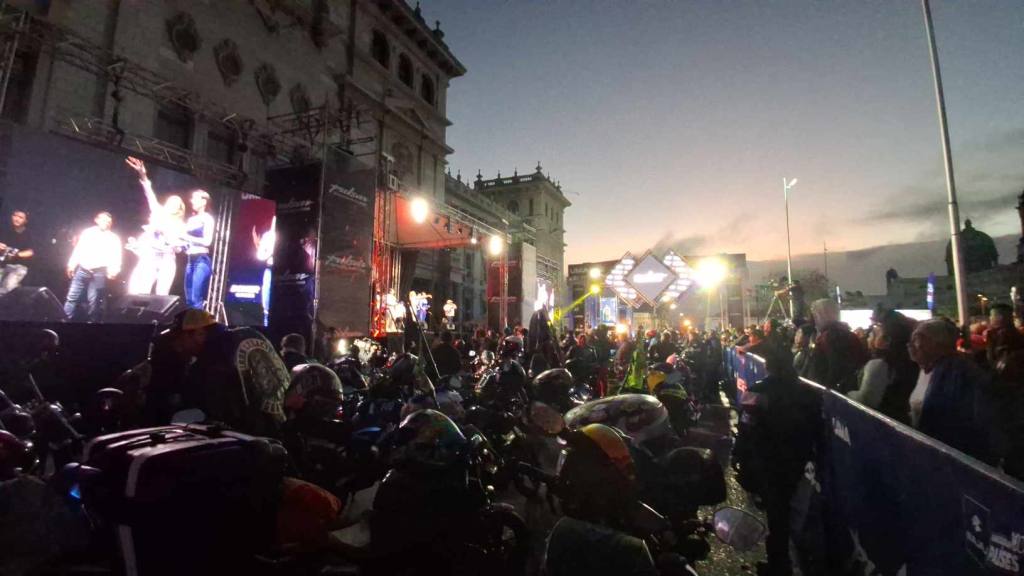 Rugen los motores en la zona 1 por Caravana del Zorro 2025 | Álex Meoño.