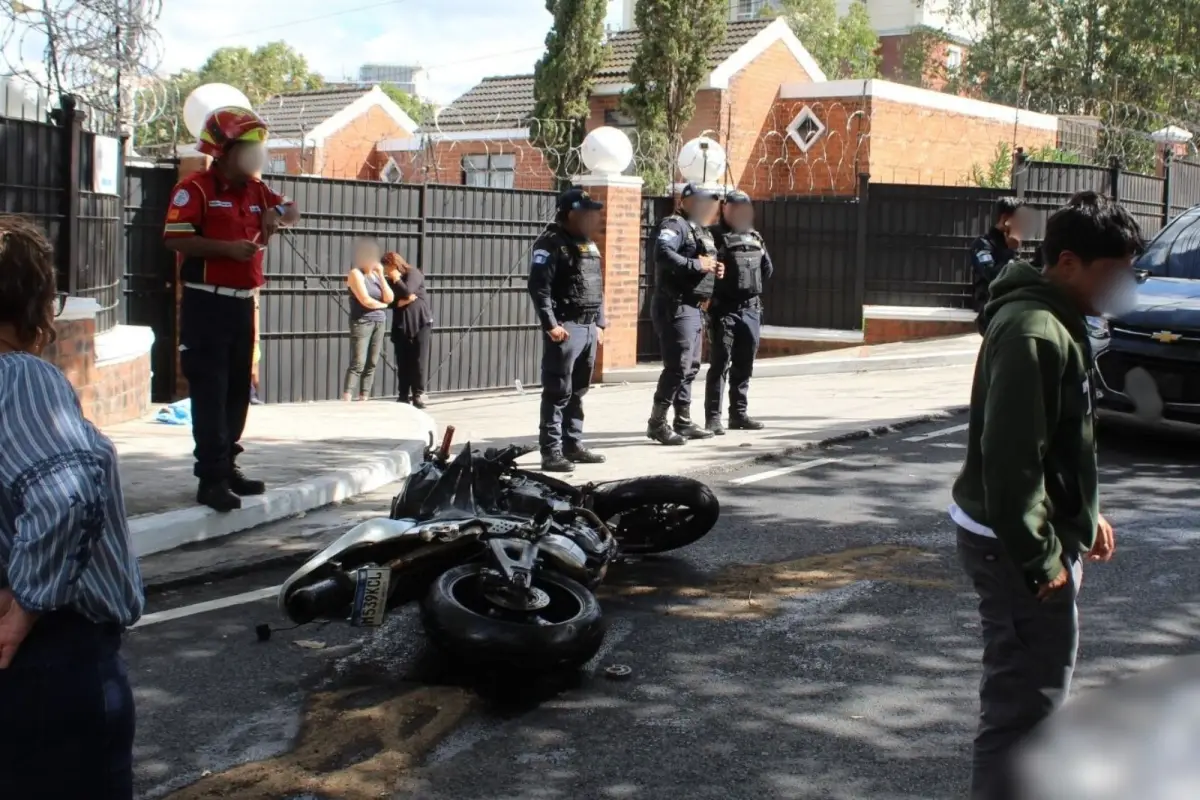 El accidente causó conmoción en los vecindarios del bulevar Acatán, zona 16 capitalina., Bomberos Municipales. 