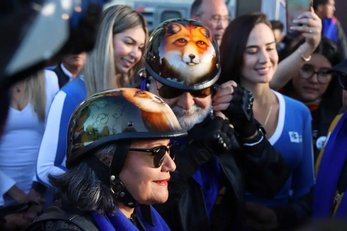 El fundador de la Caravana del Zorro, Eddy Villa de León, recibió galardones a su llegada a Chiquimula., Álex Meoño.