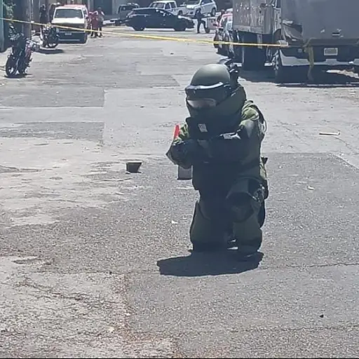 Para desactivar el explosivo, agentes de la DIDAE realizaron un procedimiento especial. ,PNC de Guatemala.