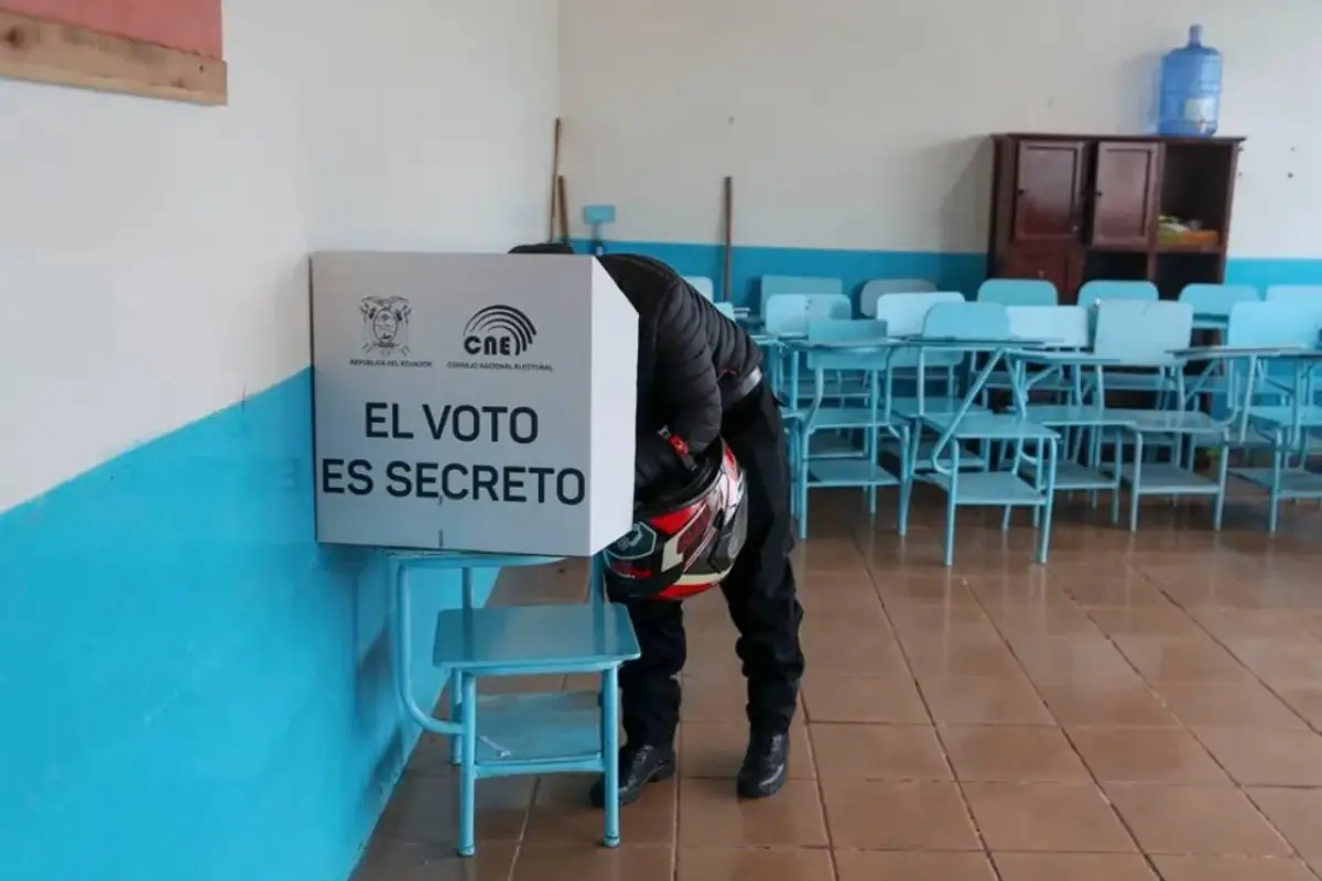 Un ecuatoriano en un centro de votación en Toacazo, en la provincia de Cotopaxi, este domingo. , EFE.