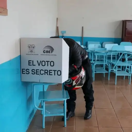 Un ecuatoriano en un centro de votación en Toacazo, en la provincia de Cotopaxi, este domingo.  ,EFE.