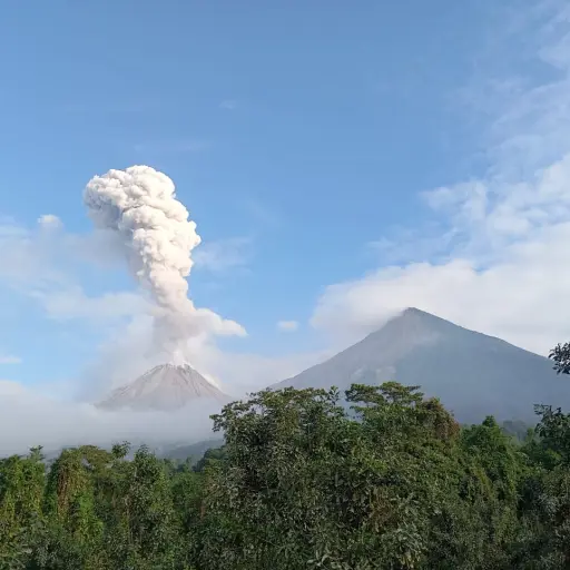 Usuarios de redes sociales compartieron algunas fotos en las que se ve el material que emite el coloso.  ,EU Xela.