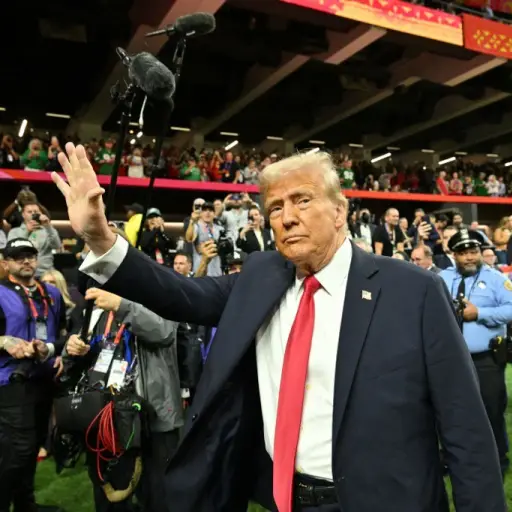 Donald Trump asiste al Super Bowl y da su pronóstico para el partido. ,Redes sociales.