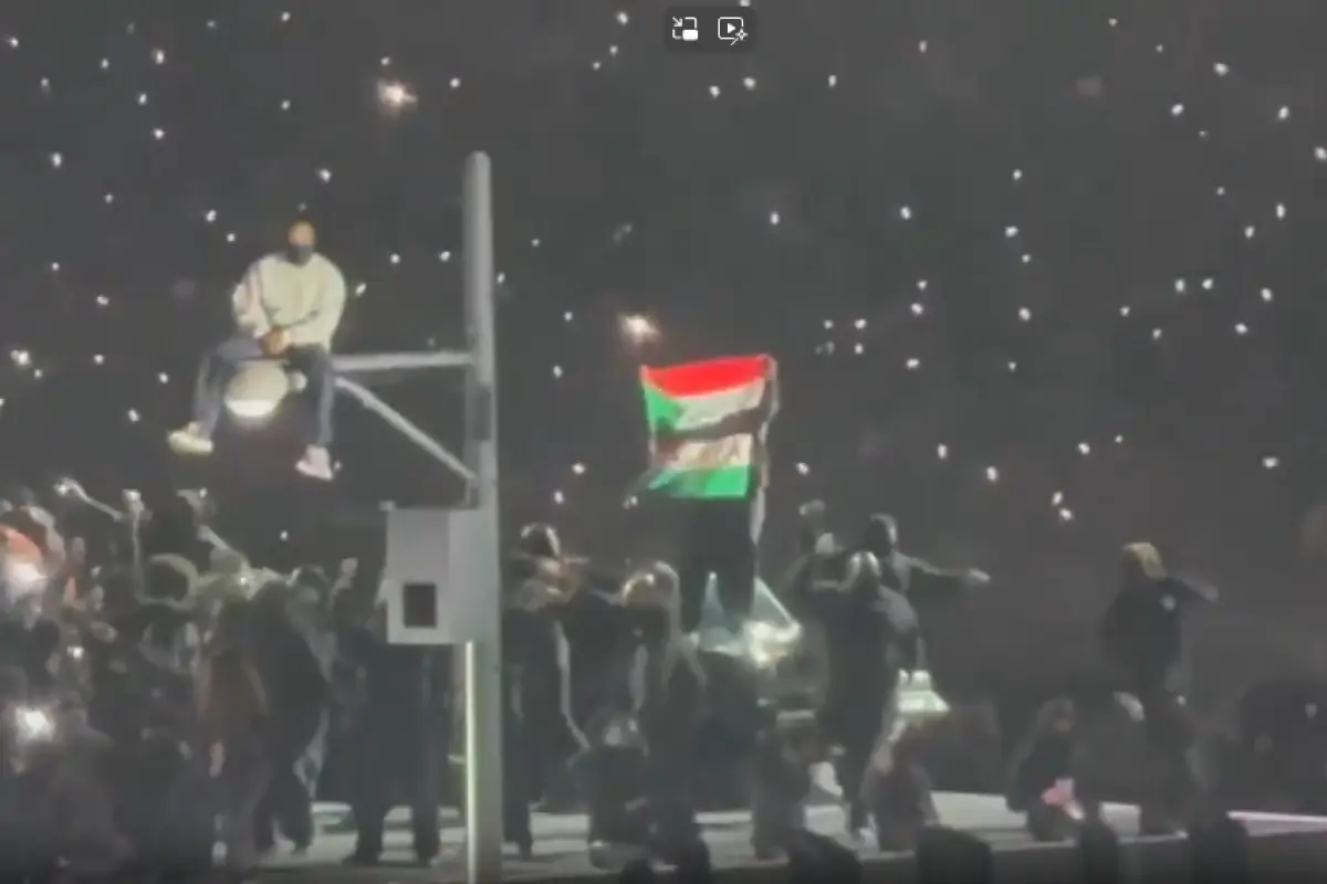 Hombre con bandera palestina burla seguridad del Super Bowl 2025 