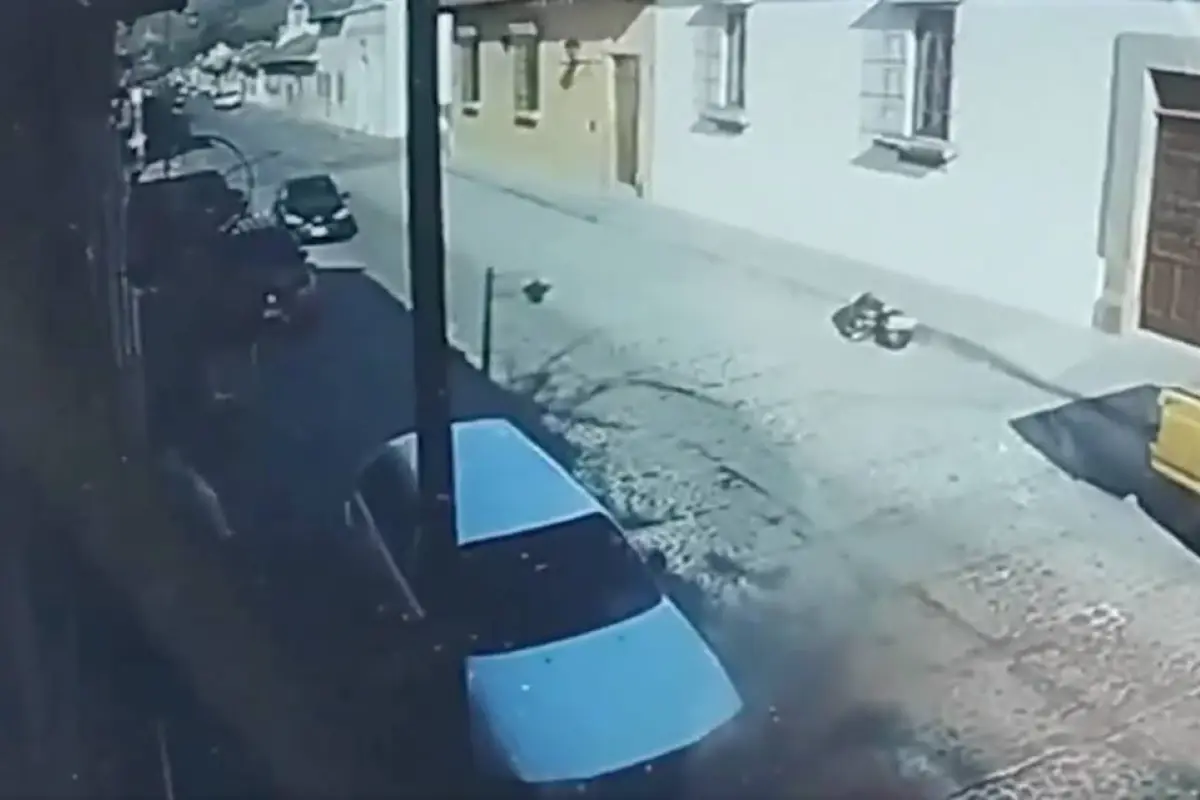 Video de extraño accidente en Antigua Guatemala se vuelve viral y genera debate en redes., Captura de pantalla video X.