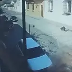 Video de extraño accidente en Antigua Guatemala se vuelve viral y genera debate en redes. ,Captura de pantalla video X.