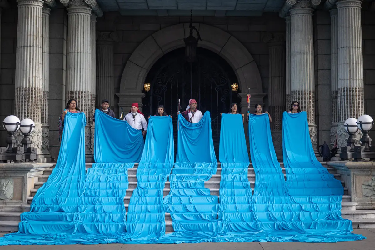 El performance es titulado 'La Fuerza del Agua' y fue una idea de la artista guatemalteca Regina José Galindo., EFE