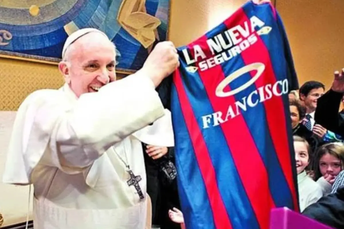El papa Francisco recibió la camisola de San Lorenzo durante su papado 