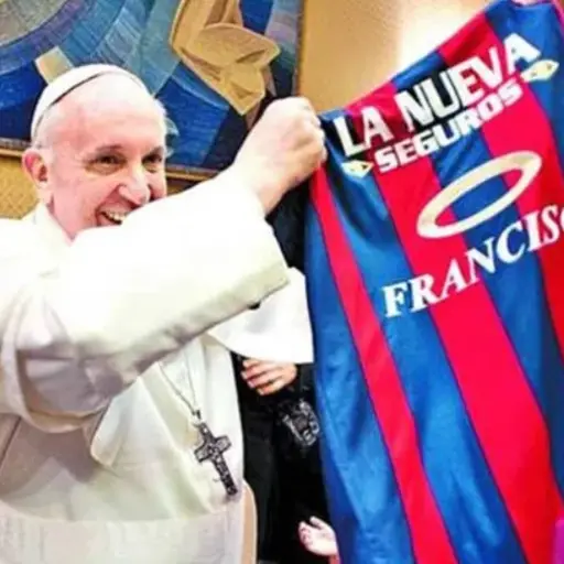 El papa Francisco recibió la camisola de San Lorenzo durante su papado 
