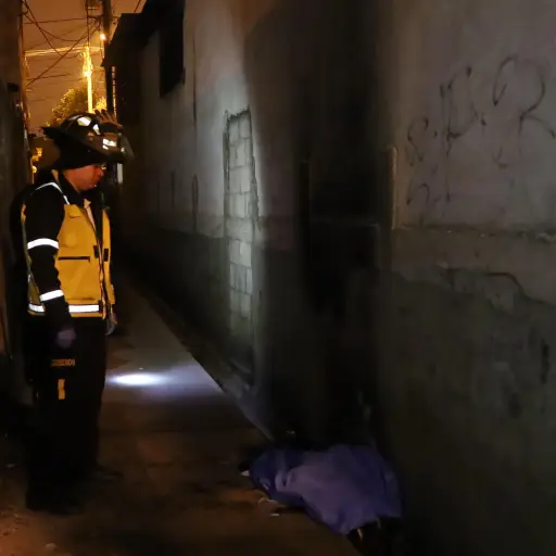 Hallan cuerpo de persona en llamas en zona 18