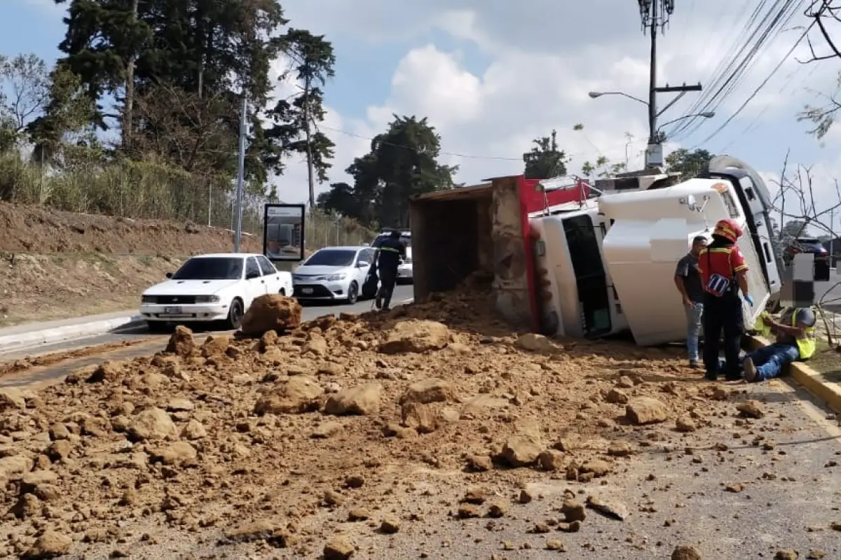 Camión vuelca en zona 16., @PMTMuniGuate/X.