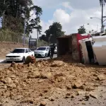 Camión vuelca en zona 16. ,@PMTMuniGuate/X.