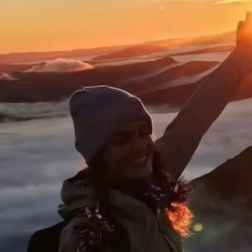 Muere influencer María Eftimova tras caer 20 metros mientras escalaba el monte Tryfan en Gales. ,Redes sociales.