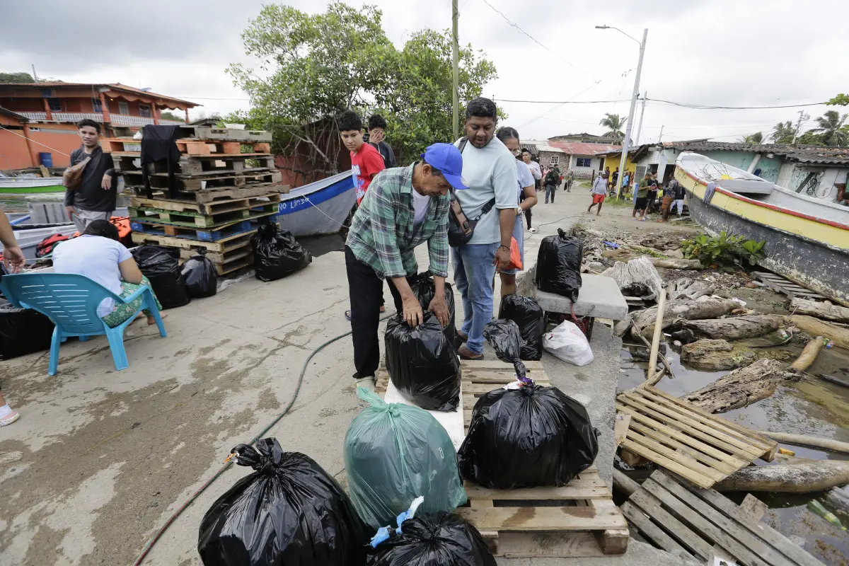 Migrantes venezolanos esperan embarcaciones para Colombia., Foto EFE