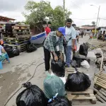 Migrantes venezolanos esperan embarcaciones para Colombia. ,Foto EFE