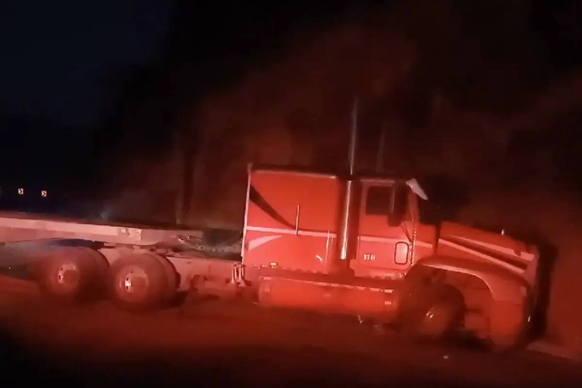 El tráiler impactó contra un poste., Provial