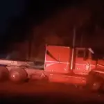 El tráiler impactó contra un poste. ,Provial