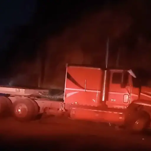 El tráiler impactó contra un poste. ,Provial