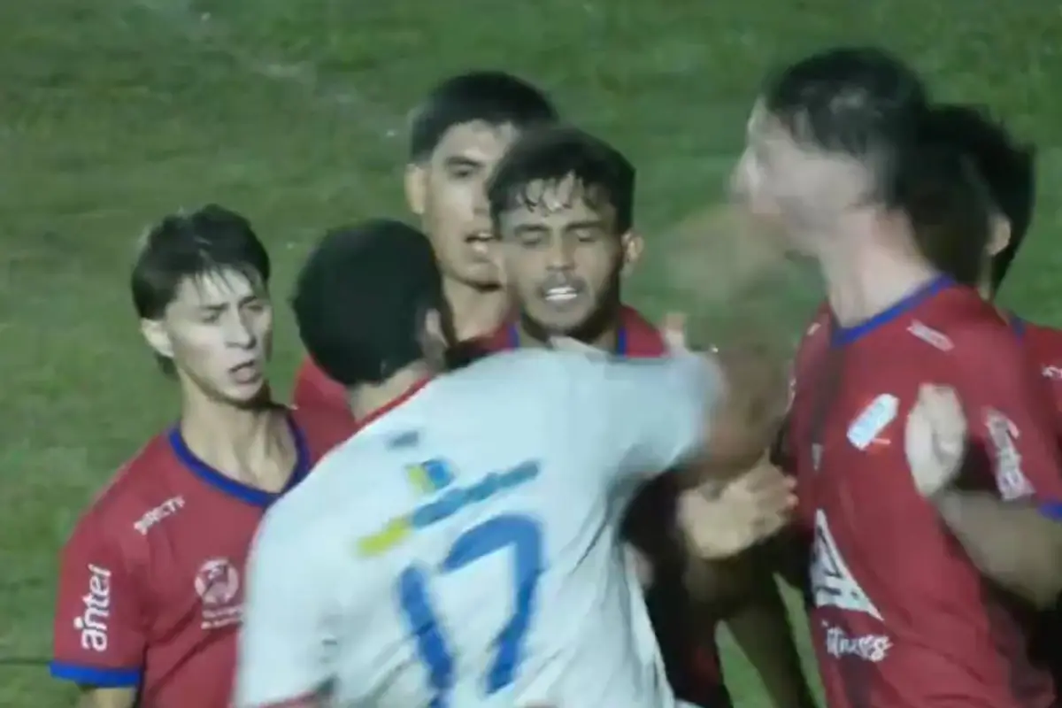  Futbolista noquea a su rival en el futbol uruguayo - Captura de pantalla