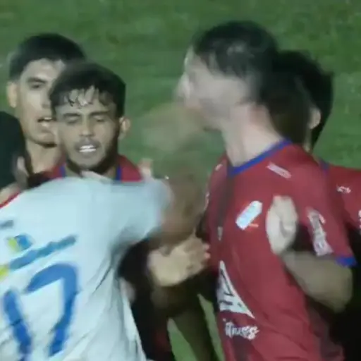  Futbolista noquea a su rival en el futbol uruguayo - Captura de pantalla