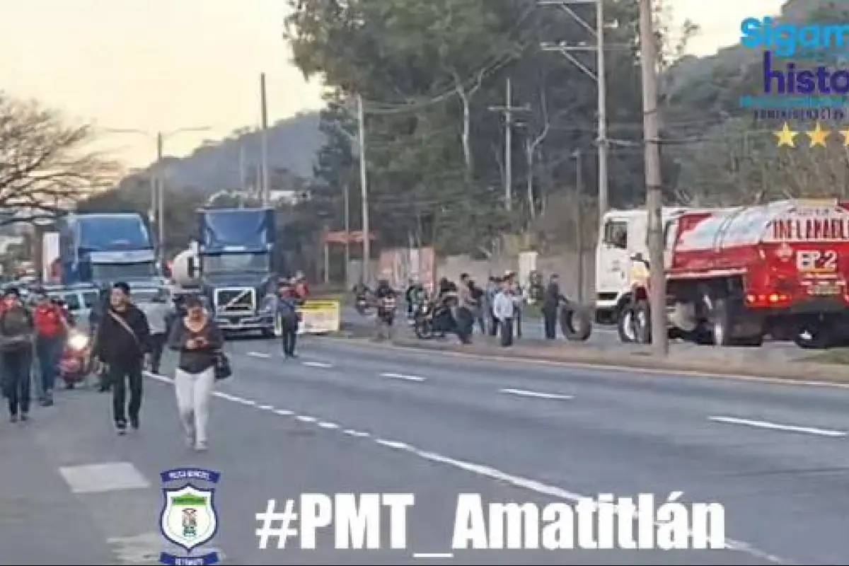 Transportistas bloquean la ruta al Pacífico