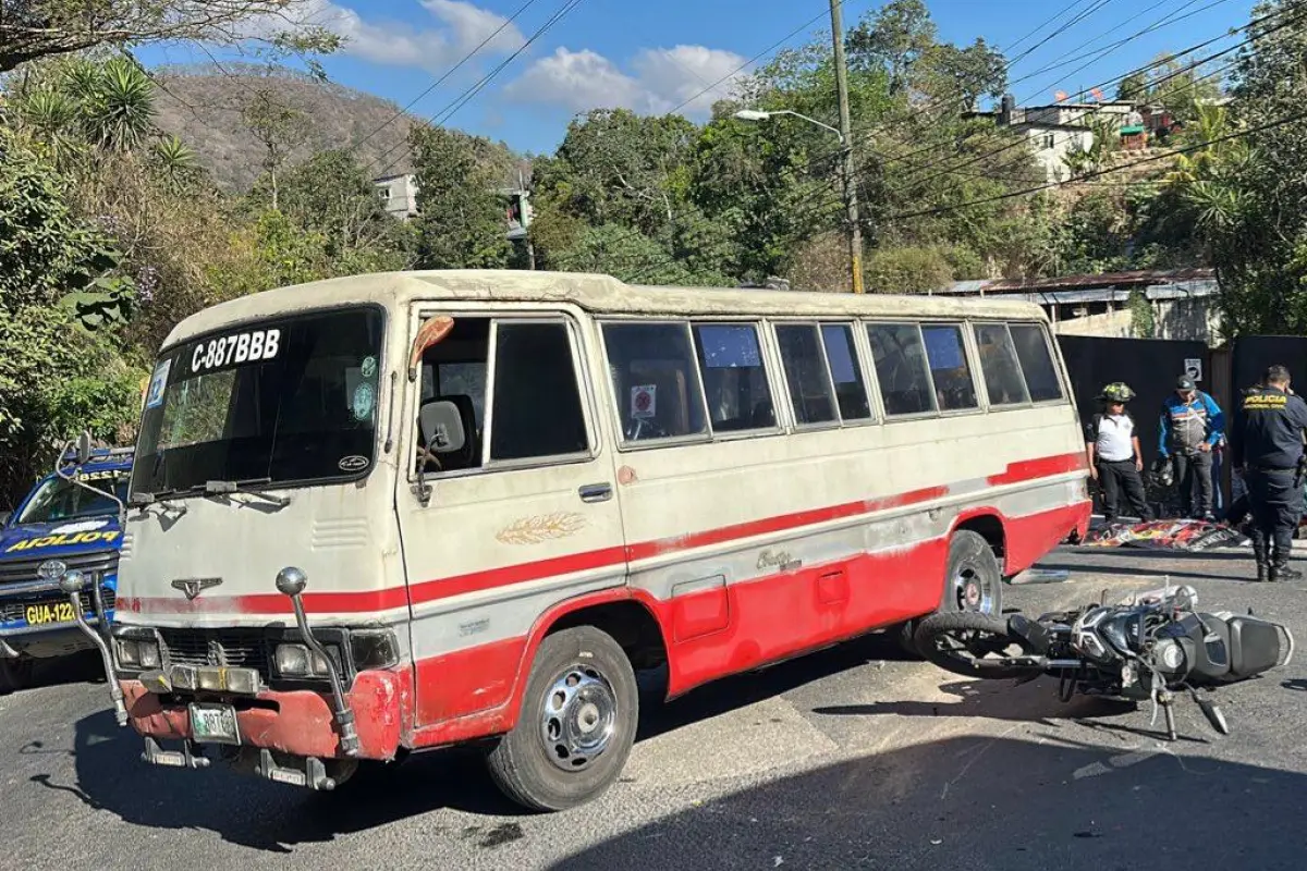 El accidente ocurrió en el paso a desnivel hacia la aldea El Fiscal., Bomberos Voluntarios