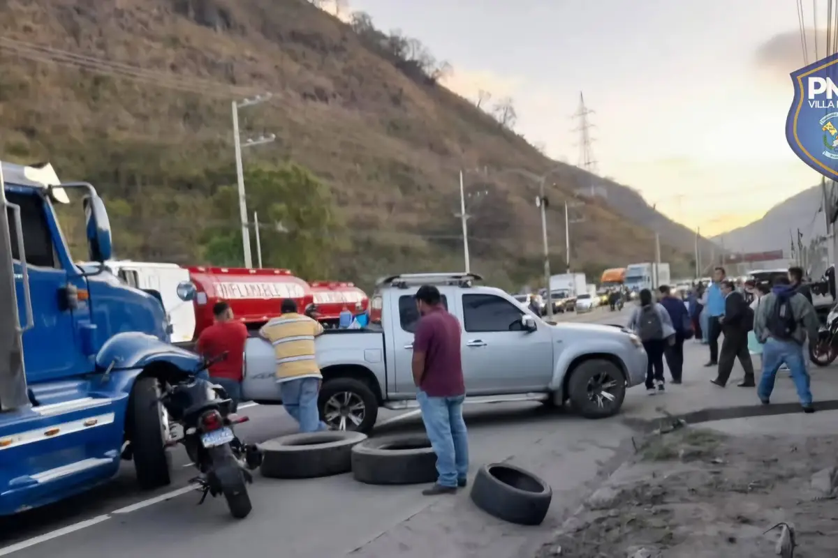 Durante horas ha estado cerrado el paso en el Km. 35.5 de la ruta al Pacífico., PMT de Villa Nueva