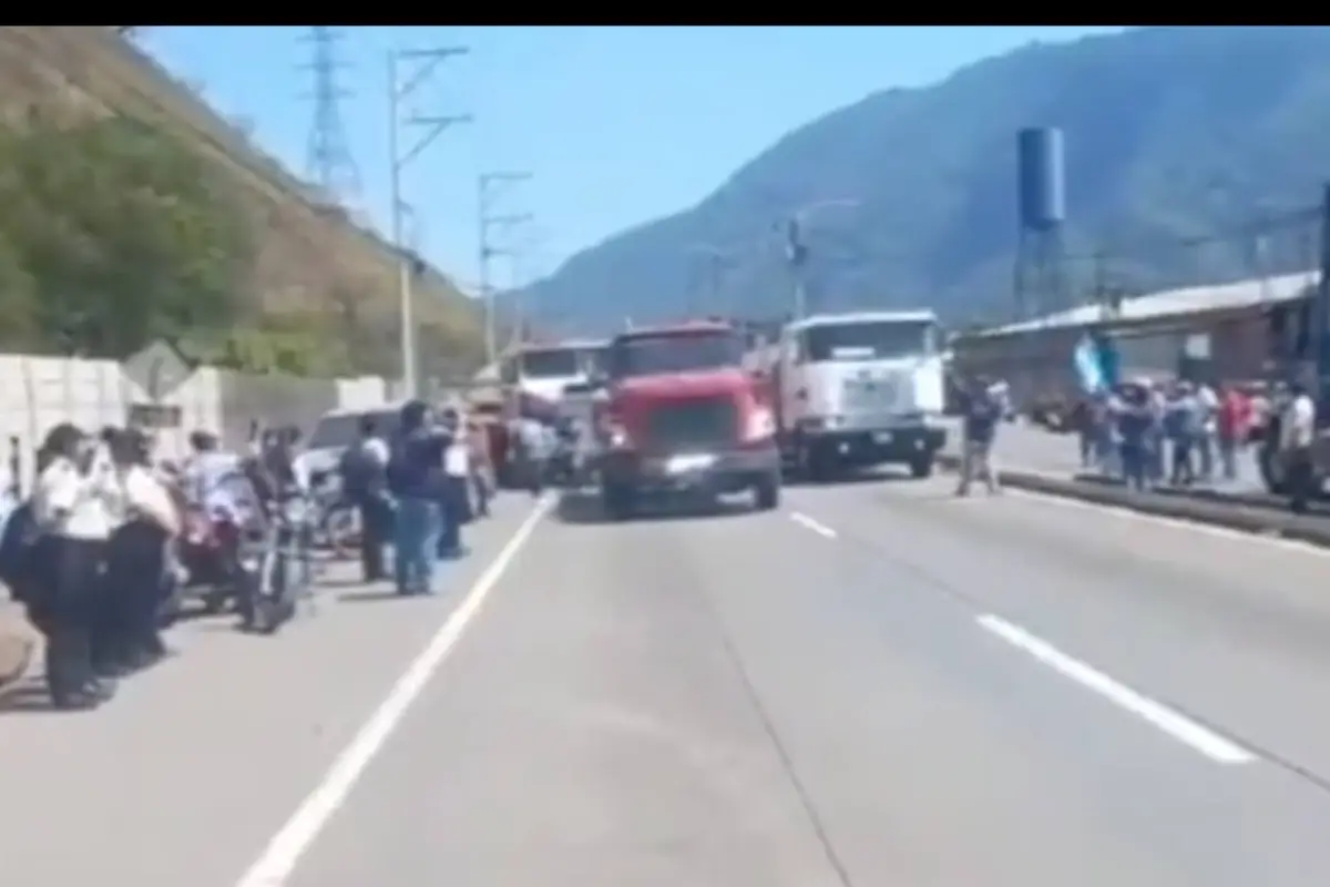 Momento en el que los transportistas empezaron a liberar el paso en Km. 35.5 al Pacífico., PMT de Villa Nueva