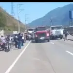 Momento en el que los transportistas empezaron a liberar el paso en Km. 35.5 al Pacífico. ,PMT de Villa Nueva