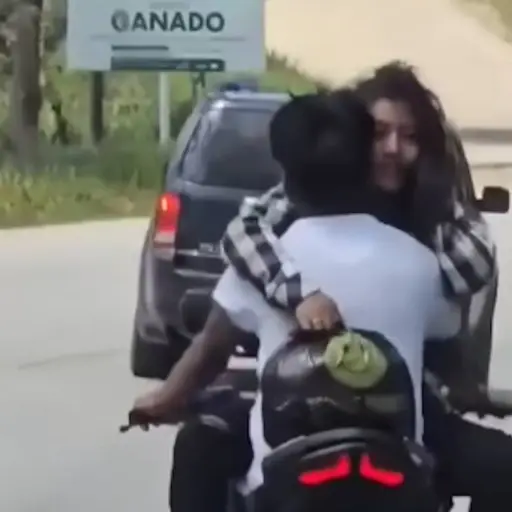 Exhiben a motorista que transportaba a pasajera en una peligrosa maniobra. ,Captura de pantalla video X.