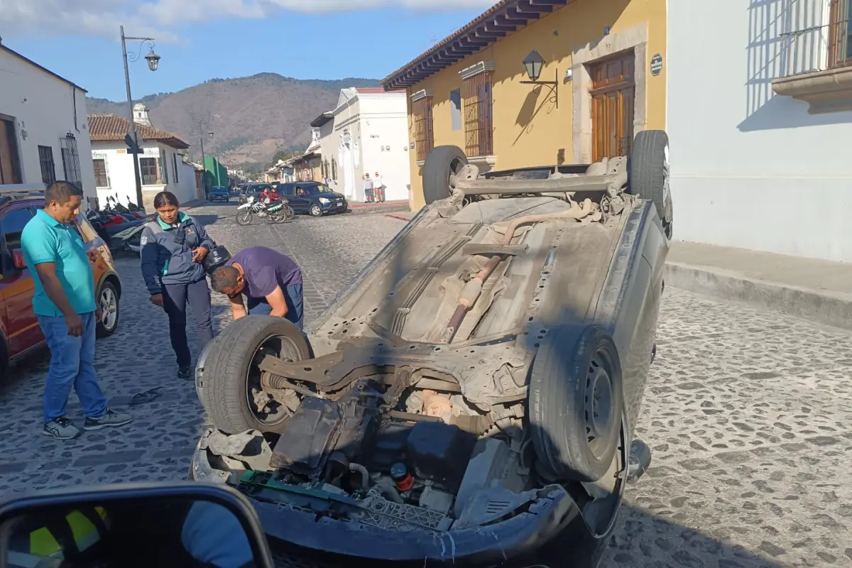 Vehículo queda volcado en área céntrica de Antigua Guatemala