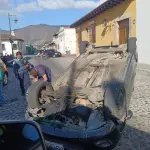 Vehículo queda volcado en área céntrica de Antigua Guatemala