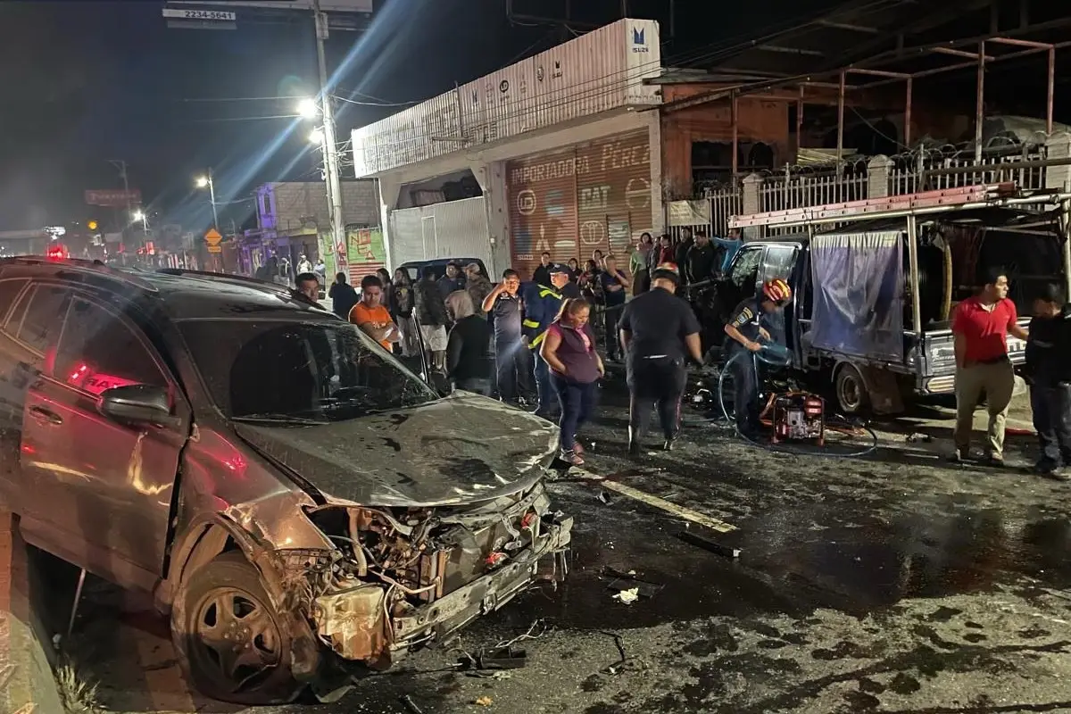 La colisión ocurrió en el área de Chimaltenango durante la madrugada., Bomberos Municipales Departamentales. 