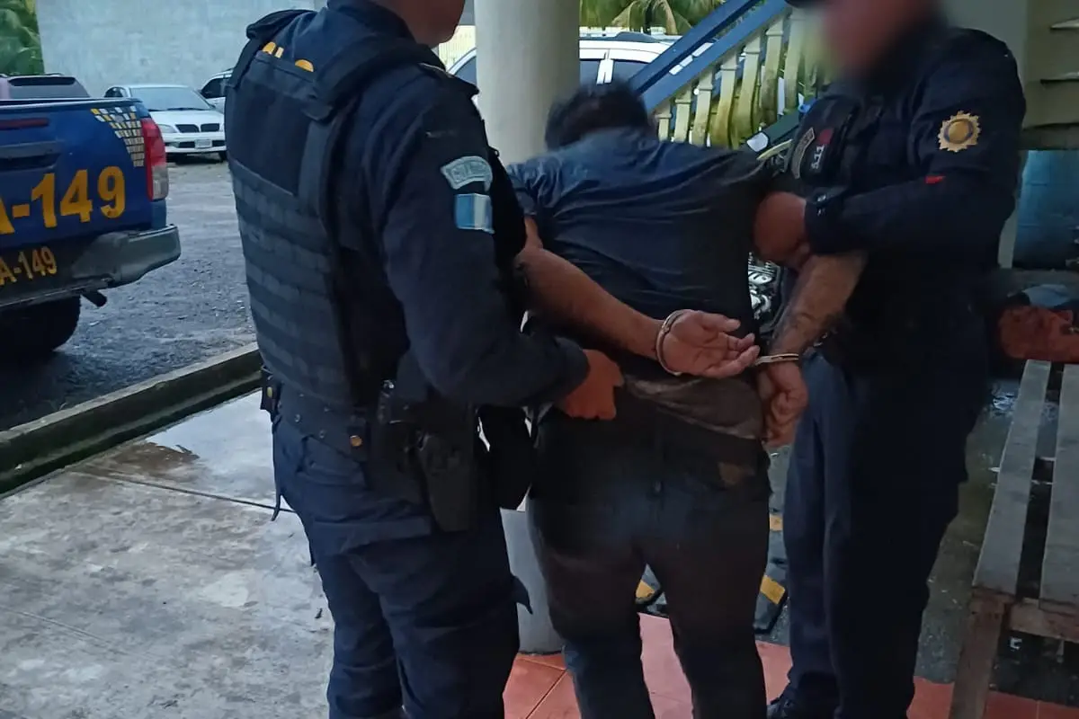 Los agentes lograron detener al supuesto agresor de un trabajador de camión., PNC de Guatemala.