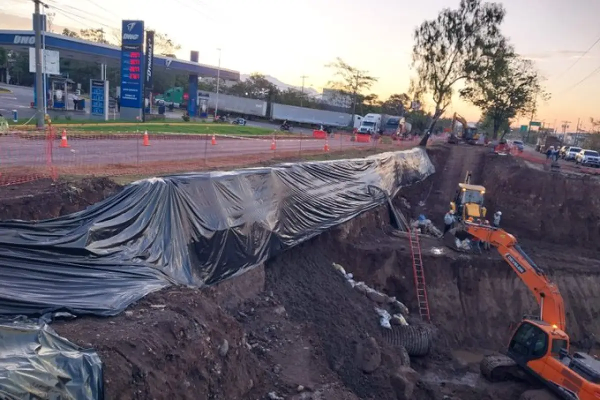 Hundimiento en la Ruta a Puerto Quetzal genera complicaciones viales en Escuintla., Cortesía. 