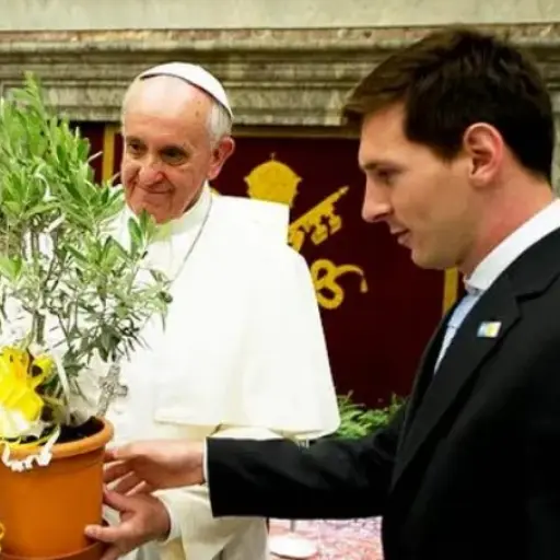 Un 13 de agosto de 2023, el papa Francisco recibió a las selecciones de Argentina e Italia 