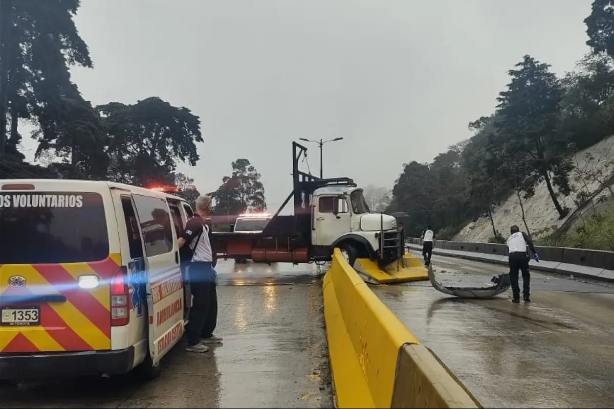 En el lugar del percance únicamente se reportaron daños materiales., Bomberos Voluntarios.