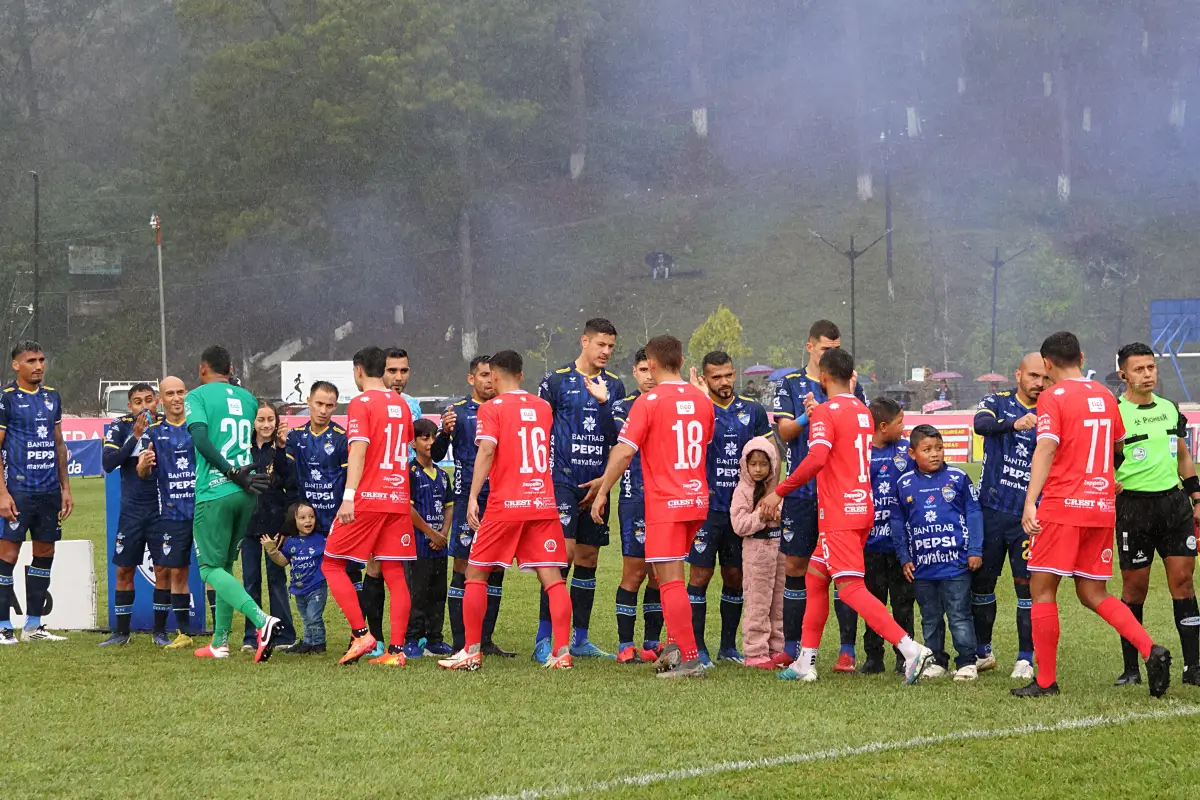 Molestia en Xelajú por el arbitraje en la derrota ante Cobán - Liga Guate