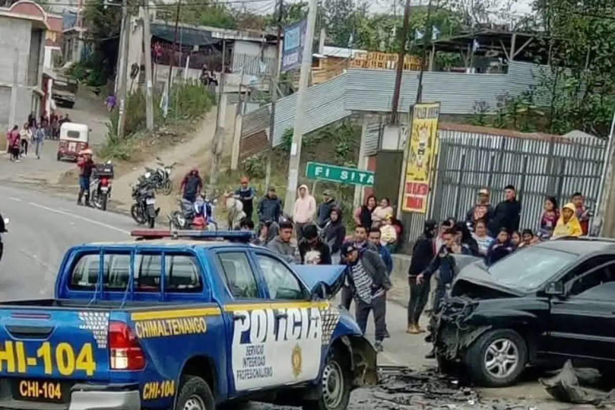 El accidente dejó dos heridos de gravedad que fueron llevados al IGSS más cercano., Bomberos.