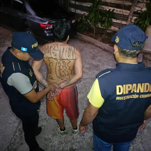 Agentes de la PNC capturan a un presunto pandillero. ,ilustrativa de archivo/PNC