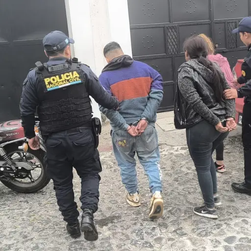 Dos mujeres y un hombre fueron detenidos tras ser sorprendidos asaltado a pasajeros de un bus. ,PNC