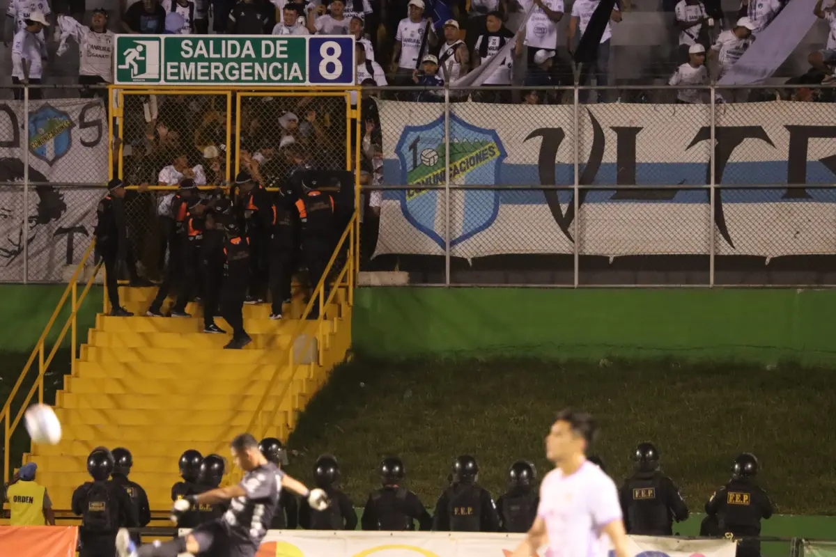 Afición de Comunicaciones intentó ingresar a la cancha - Alex Meoño