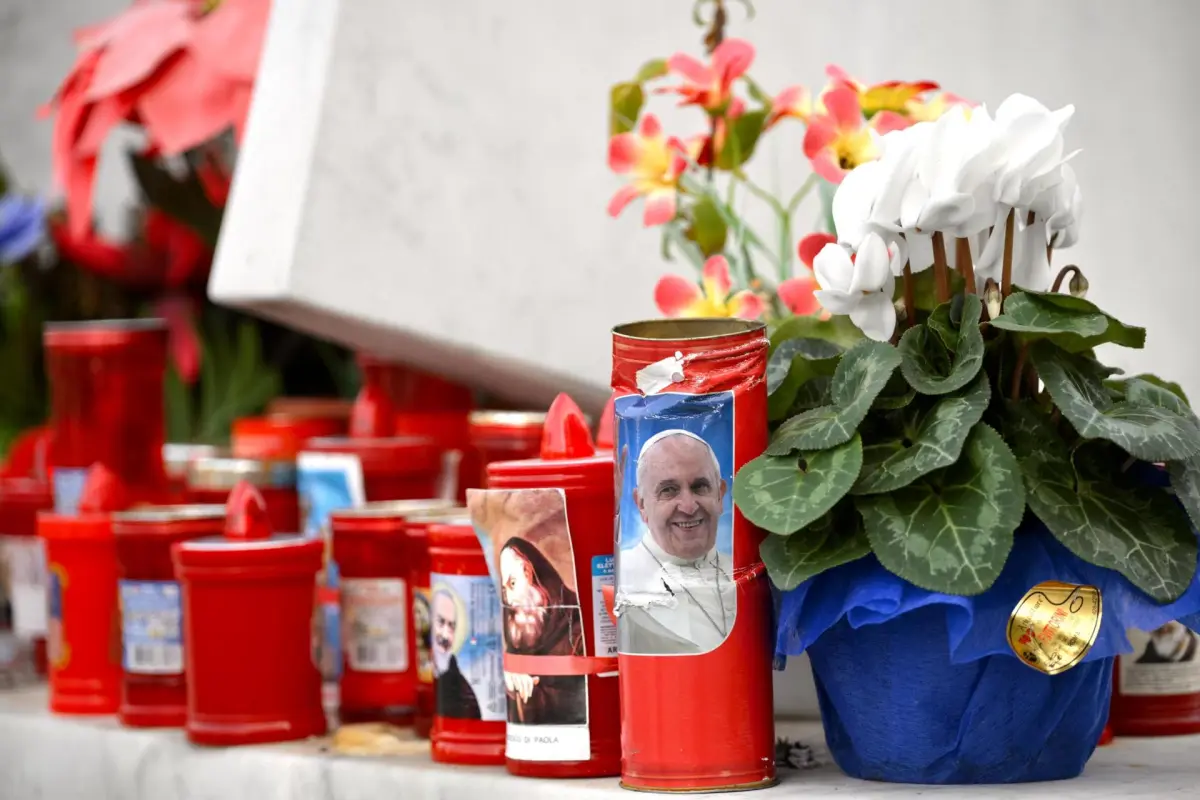 Altar dedicado al papa Francisco afuera de hospital en Roma, EFE