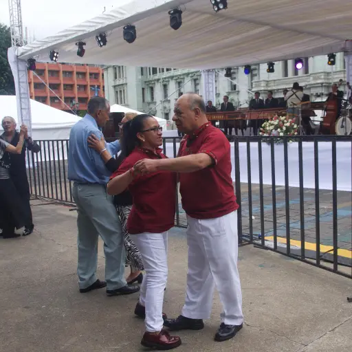 Los guatemaltecos danzaron con la música de la marimba en Plaza de la Constitución. ,Omar Solís/Emisoras Unidas
