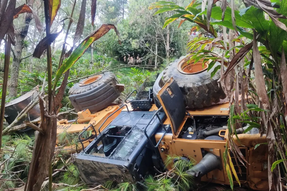 Retroexcavadora cae a barranco en Baja Verapaz