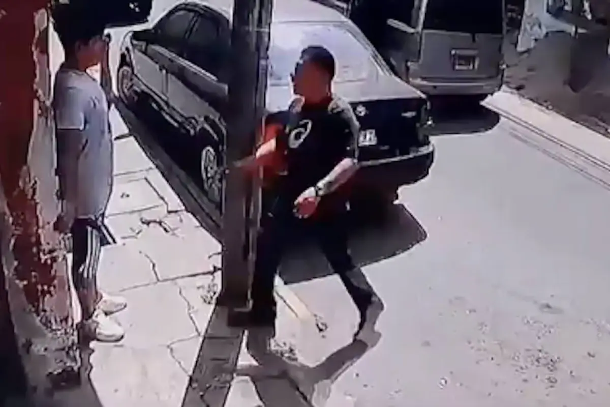 Joven agredido en pleno asalto a mano armada en la colonia Landívar, zona 7., Captura de pantalla video X.