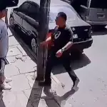 Joven agredido en pleno asalto a mano armada en la colonia Landívar, zona 7. ,Captura de pantalla video X.