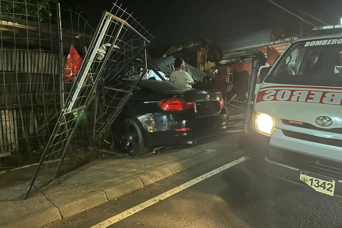 Dos personas viajaban en el automóvil accidentado., Bomberos Voluntarios